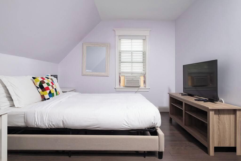 3 bedrooms, desk, iron/ironing board, travel crib