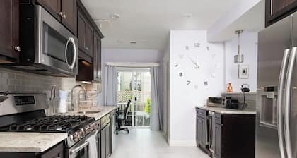 Suuri ja moderni ylellinen duplex-koti lähellä Bostonia ja Cambridgeä, ilmaisella pysäköinnillä