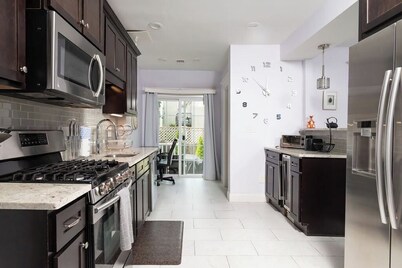 Spacious Modern Luxury Duplex Near Boston & Cambridge - Free Parking
