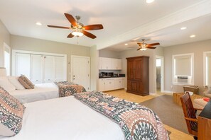 4 bedrooms, Internet, bed sheets, wheelchair access