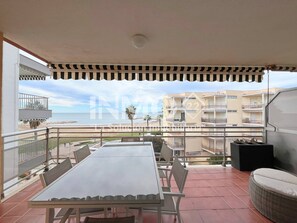 Outdoor dining - 1st line beach & terrace with sea views (Cambrils)