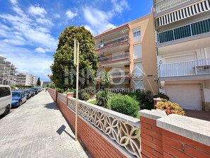 Property grounds - 1st line beach & terrace with sea views (Cambrils)
