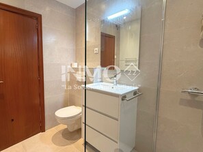 Shower - 1st line beach & terrace with sea views (Cambrils)