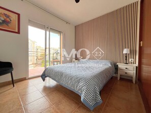 3 bedrooms - 1st line beach & terrace with sea views (Cambrils)