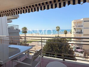 Outdoor dining - 1st line beach & terrace with sea views (Cambrils)