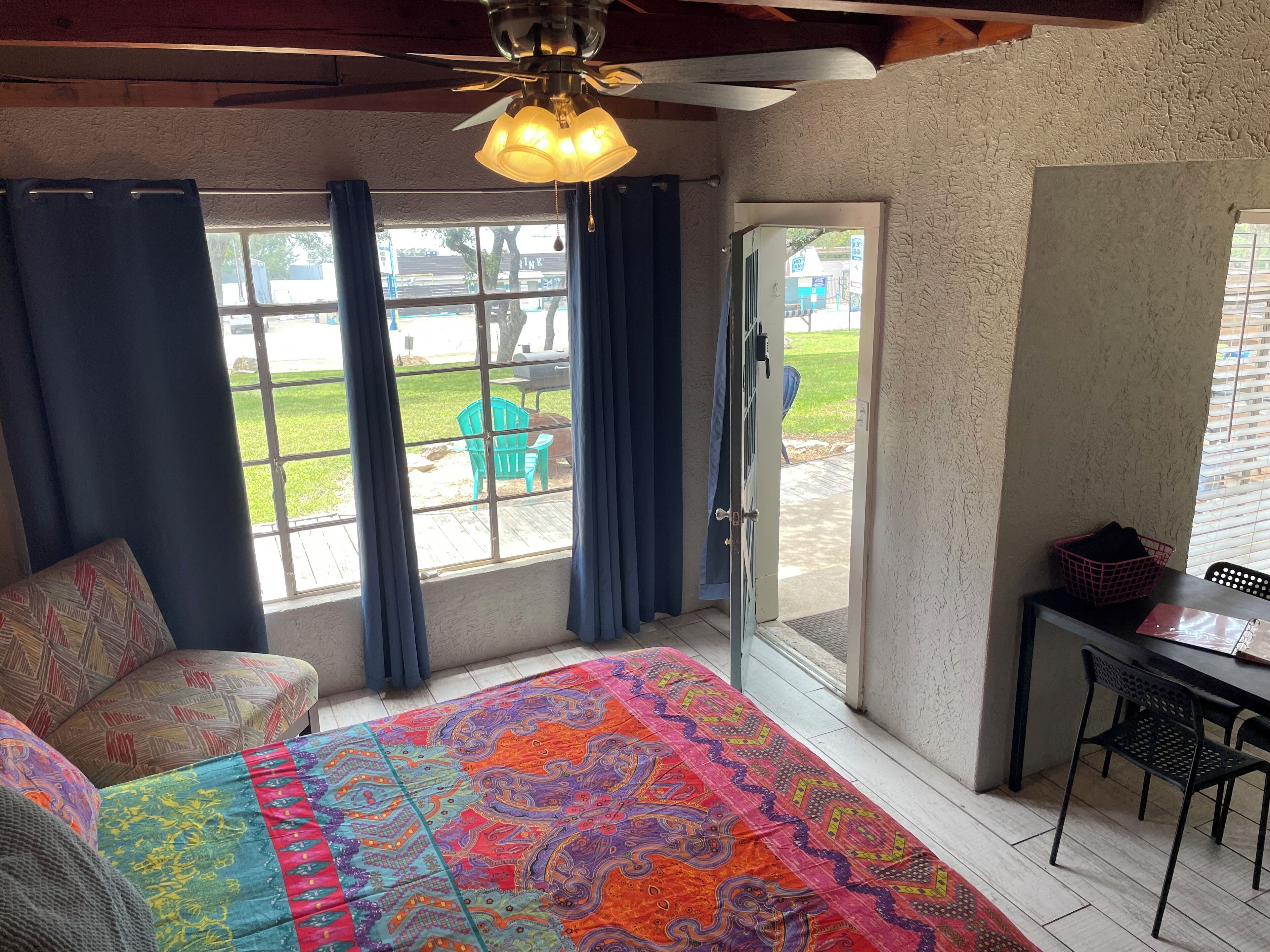 LakeTravis Bungalow 2:Free waterpark , lake views & low cleaning fees