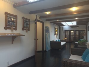 Televisión plasma 23 cm con canales de televisión por cable, televisión