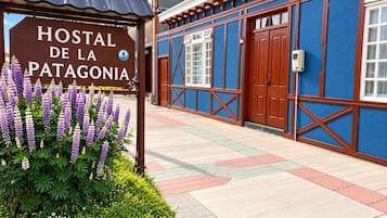 Señal de un hostal con un icono de montaña, que indica vistas a la montaña.