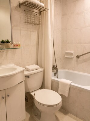 A bathroom with a toilet, sink, and bathtub. - Hostal de La Patagonia (Punta Arenas)