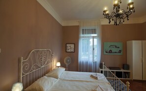 Apartamento City | Tabla de planchar con plancha, wifi gratis, ropa de cama