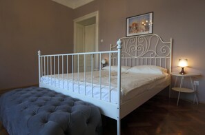 Departamento urbano | Tabla de planchar con plancha, wifi gratis y ropa de cama