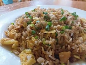 Alimentos y bebidas