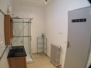 Douche, sèche-cheveux, papier toilette