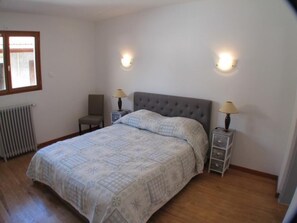 1 chambre, fer et planche à repasser, lit parapluie, Wi-Fi gratuit