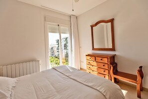 4 slaapkamers, een strijkplank/strijkijzer, gratis wifi, beddengoed