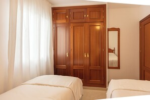 4 chambres, fer et planche à repasser, Wi-Fi gratuit, draps fournis