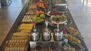 Montaje de bufé con diversos alimentos y acompañamientos.