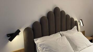 Romantic Studio | Bathroom | Shower, free toiletries, bathrobes