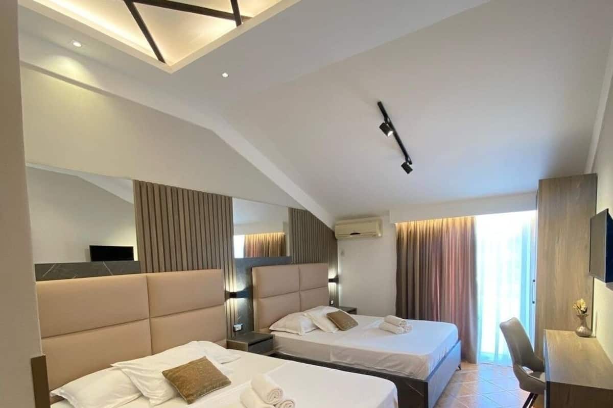 Apartamento familiar, 1 habitación, vistas a la piscina | Escritorio, tabla de planchar con plancha, wifi gratis