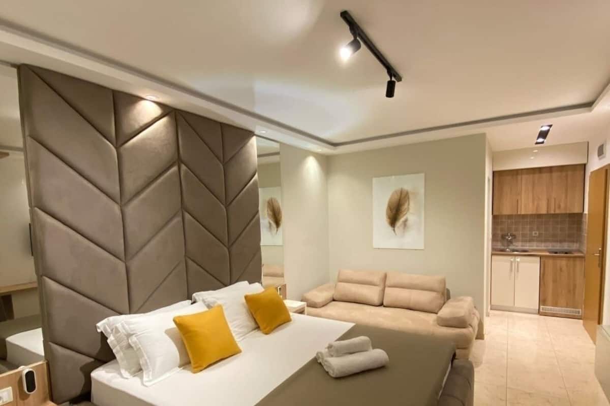 Habitación de diseño | Escritorio, tabla de planchar con plancha, wifi gratis