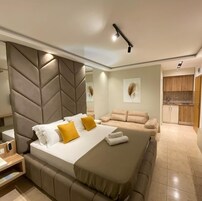 Escritorio, tabla de planchar con plancha, wifi gratis y ropa de cama 