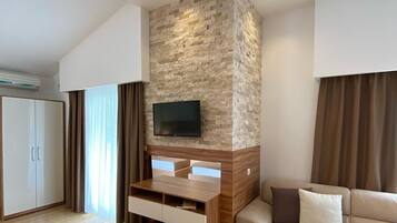 Habitación Premier | Área de sala de estar | Televisión LCD de 32 pulgadas con canales por cable y televisión