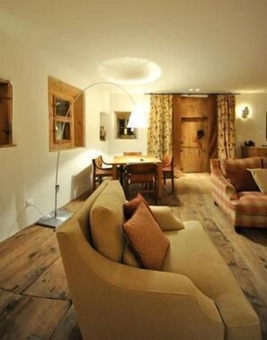 Fernseher, Kamin, DVD-Player, Arbeitsbereiche