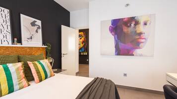 2 slaapkamers, geluiddichte muren, een strijkplank/strijkijzer