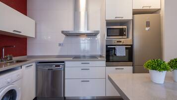 Een koelkast, een microgolfoven, een oven, een vaatwasser