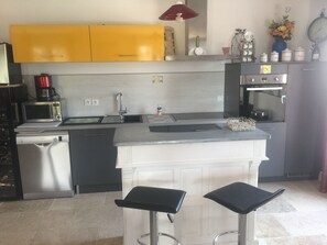 Kjøleskap, mikrobølgeovn, ovn og kokeplater