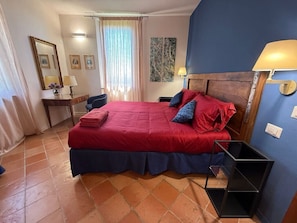 2 bedrooms, in-room safe, iron/ironing board, free WiFi