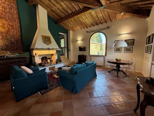 Smart TV, fireplace, table football, ping pong