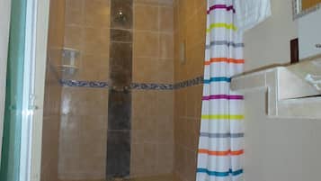 Regadera, amenidades de baño gratuitas, secadora de cabello