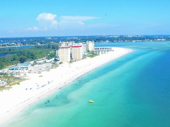Playa en los alrededores, camastros y toallas de playa 