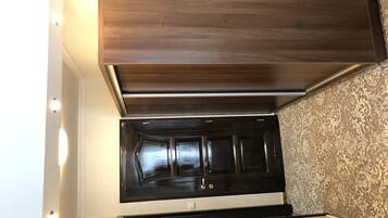 Minibaari, työpöytä, ilmainen Wi-Fi, vuodevaatteet