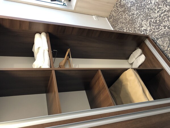 迷你吧、办公桌、免费 WiFi、床单