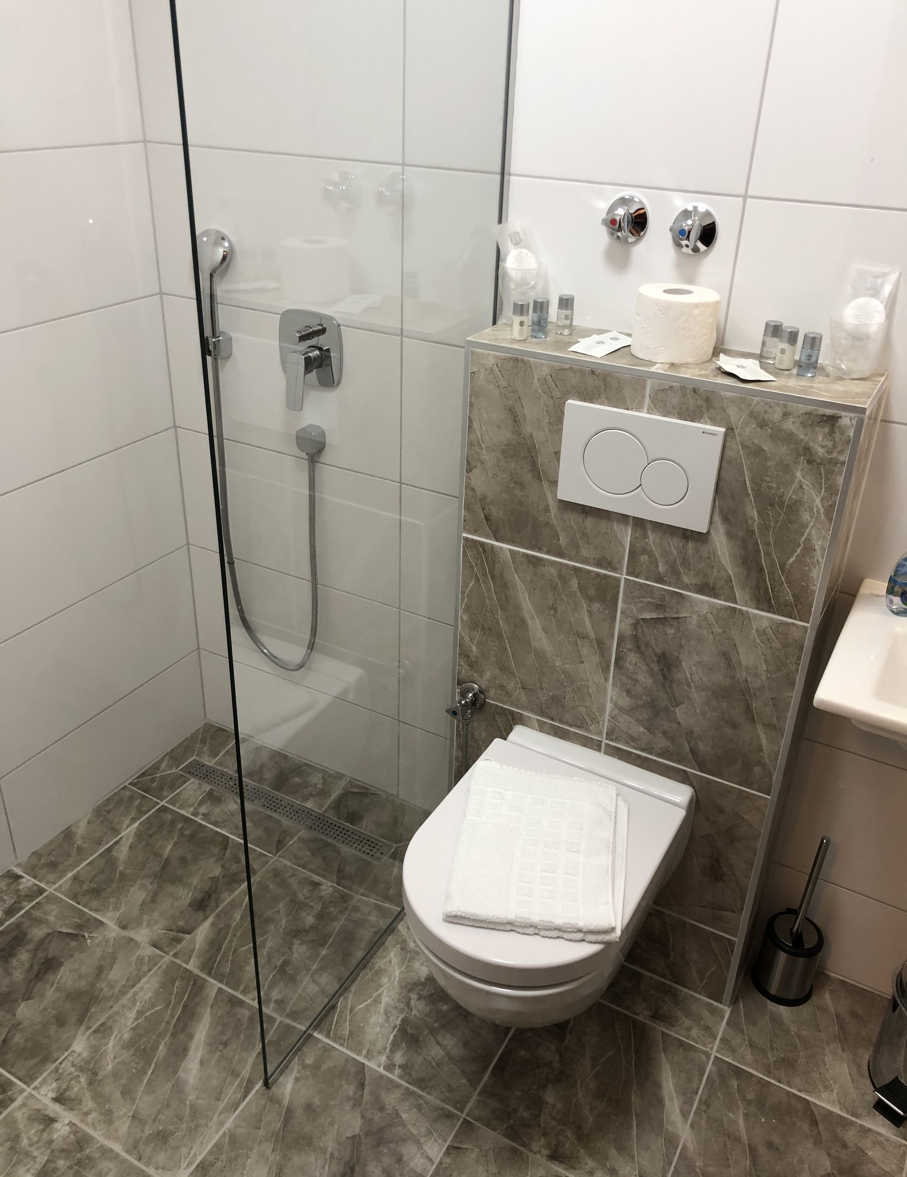 Dusche, Hausschuhe, Handtücher