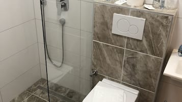 Dusche, Hausschuhe, Handtücher