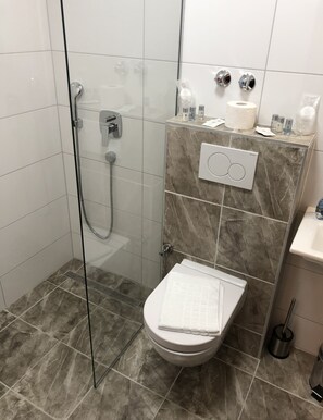 Dusche, Hausschuhe, Handtücher