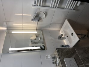 Shower, slippers, towels - Hotel Sej Sandzak (Maintal)