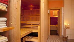 Et sauna-rum med træbænke og flisegulv.