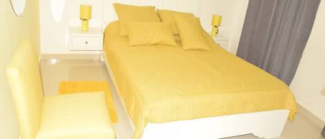 2 slaapkamers, een strijkplank/strijkijzer, internet, beddengoed