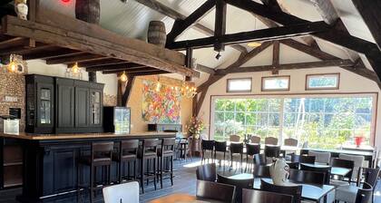 Beautiful, completely renovated (group) accommodation INCL NEW (FEEST) HALL