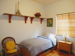 3 habitaciones, tabla de planchar con plancha y cuna de viaje 