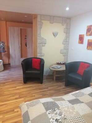 1 chambre, fer et planche à repasser, Wi-Fi gratuit, draps fournis