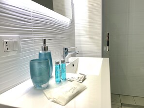 Doccia, asciugacapelli, asciugamani, sapone