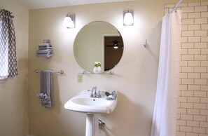 Superior Cottage, 2 Queen Beds | Bathroom