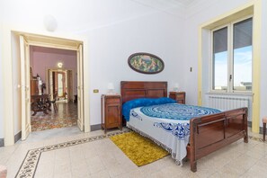 1 soverom, skrivebord, strykejern/-brett og wi-fi