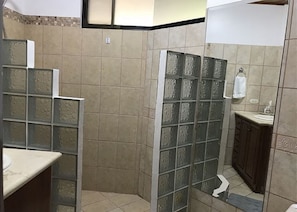 Apartment, 2 Bedrooms | Bathroom | Shower, towels
