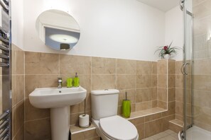 Departamento superior, varias camas | Regadera en el baño